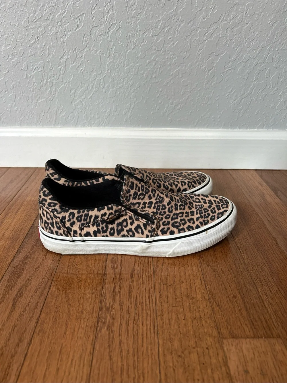 Vans Sneakers Slip On Shoes Leopard Print Women’s Size 8.5 Black Brown
